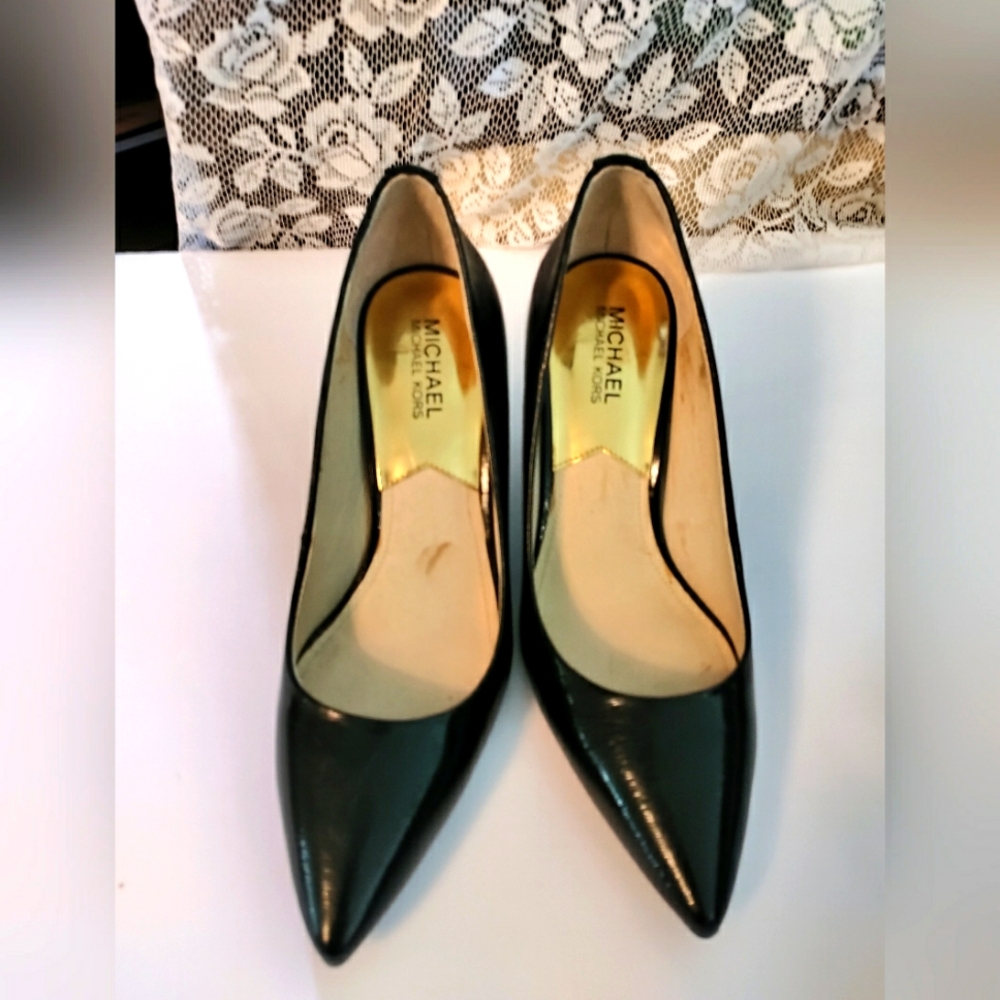 Michael Kors Dark Navy Patent Leather Mid Heels. NWOT